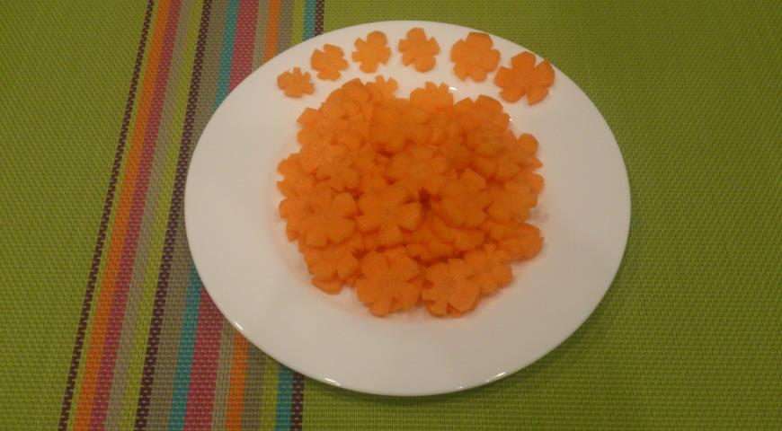 Нарезать морковь в форме цветочков