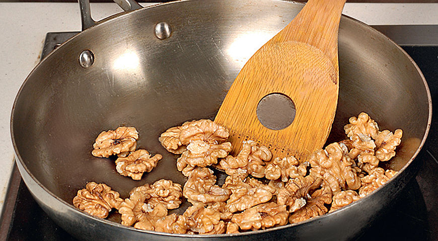 Фото приготовления рецепта: Рагу из куриной печенки с орехами, шаг №1