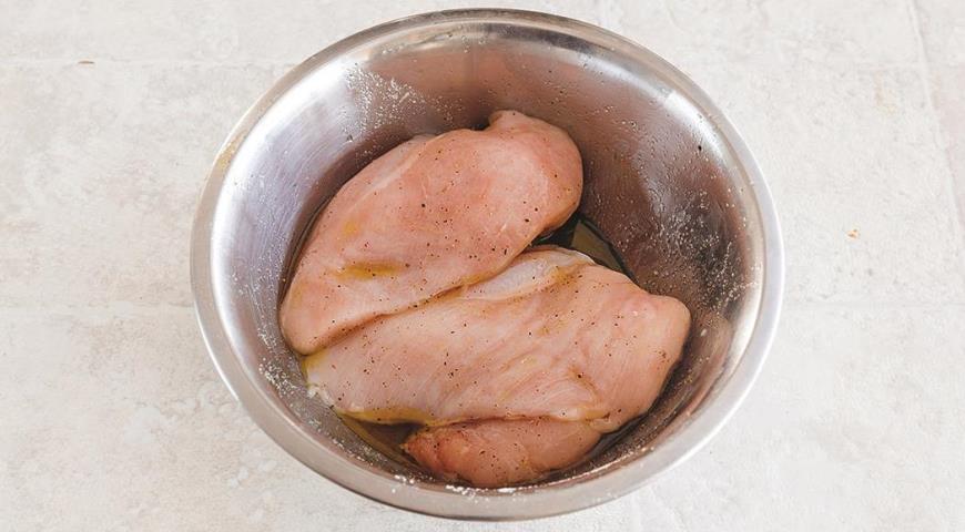 Фото приготовления рецепта: Рагу из фасоли с курицей и колбасками, шаг №1