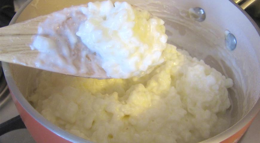 Отварить рисовую кашу в смеси молока и сливок