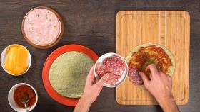 Фото приготовления рецепта: Роллы-пиццы с салями, ветчиной, сыром и томатным соусом, шаг №1