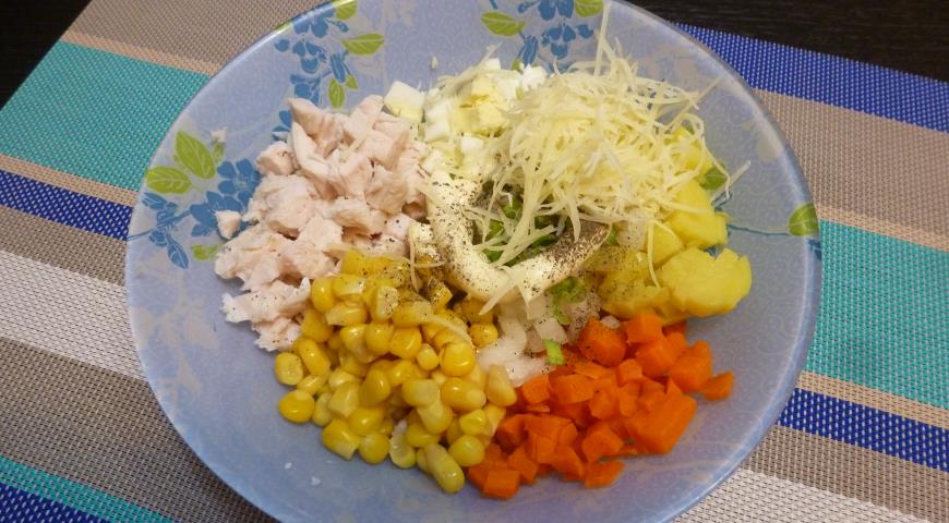 Сделать салат из картофеля, яиц, моркови и куриной грудки, добавить сыр и кукурузу, заправить майонезом, приправить