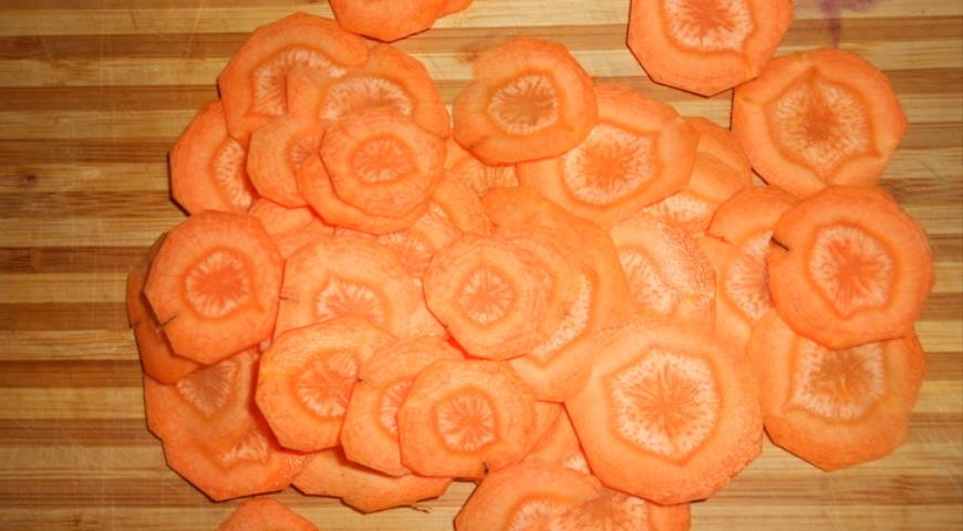 Нарезаем морковь для приготовления украшения
