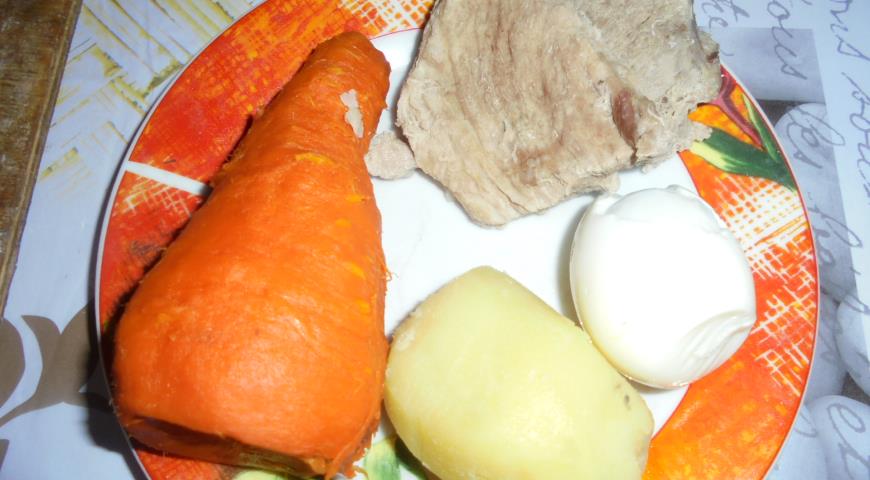 Мясо, овощи и яйца отварить