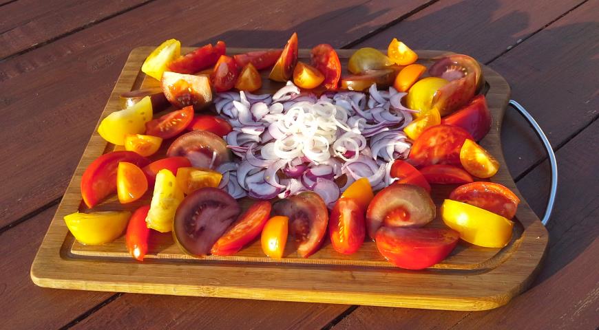 Салат из помидоров, моцареллы и базилика с горчичной заправкой  , нарезать лук и помидоры