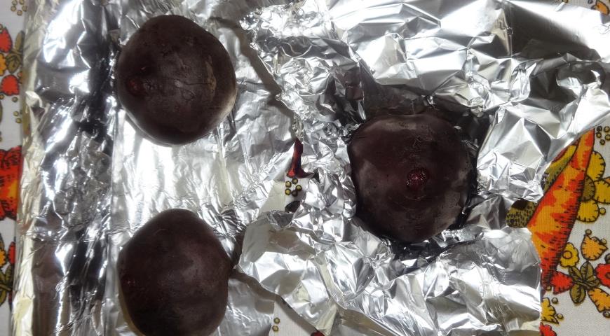 Фото приготовления рецепта: Салат из свёклы с черносливом, тыквенными семечками и виноградом, шаг №1