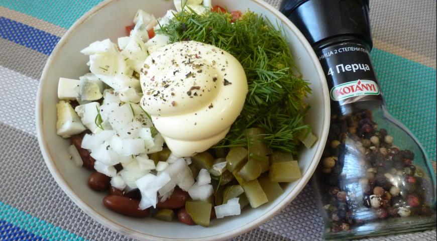 Смешать ингредиенты для салата с фасолью, перепелиным яйцом и малосольным огурчиком