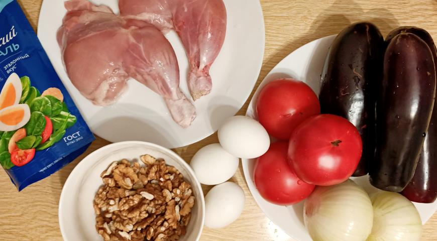 Фото приготовления рецепта: Салат с курочкой и баклажаном-гриль, шаг №1