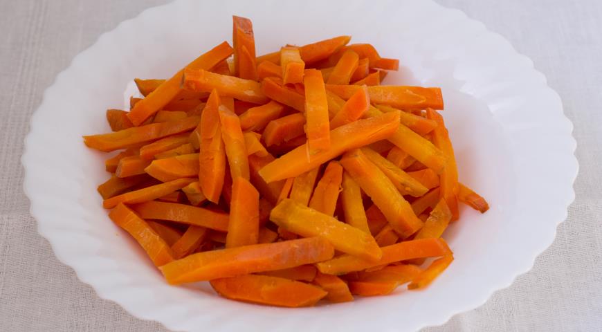 Нарезать и отварить морковь в подсоленной воде для приготовления салата
