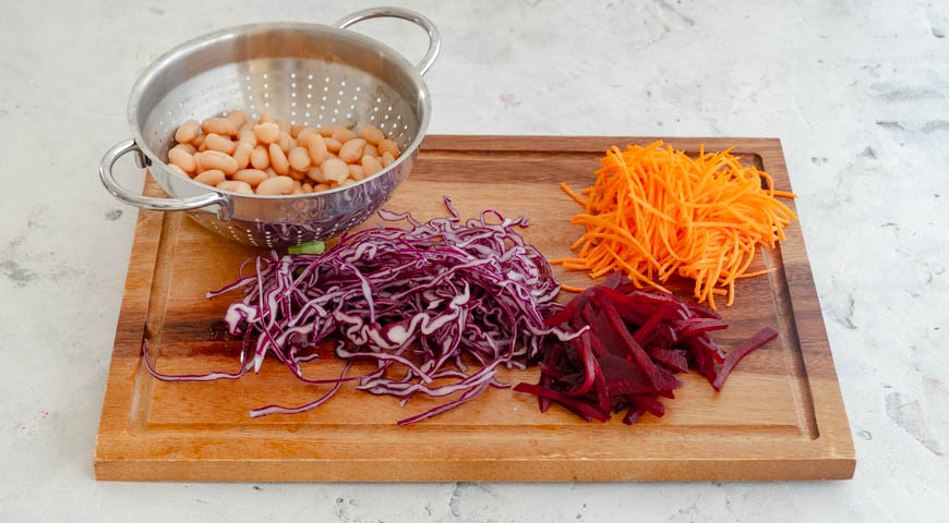 Фото приготовления рецепта: Салат со свеклой, морковью, фасолью и кешью  , шаг №1