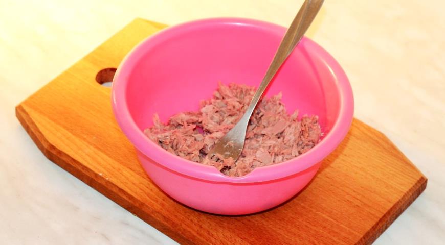 Фото приготовления рецепта: Салат со стручковой фасолью, тунцом и блинами, шаг №1