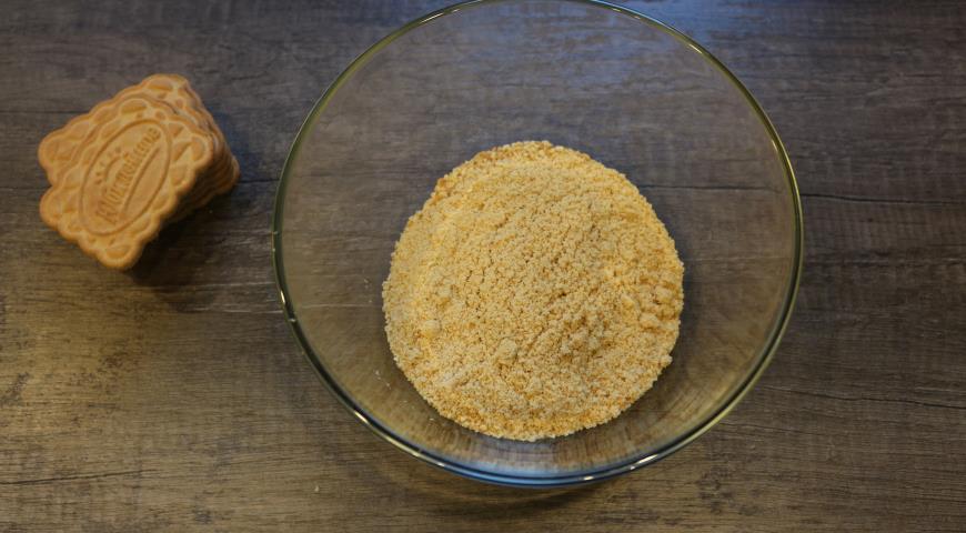 Измельчаем песочное печенье для сливочного десерта