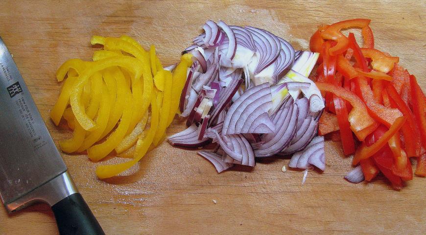 Нарезаем овощи для соуса