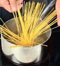 Фото приготовления рецепта: Спагетти карбонара со сливками и беконом, шаг №1