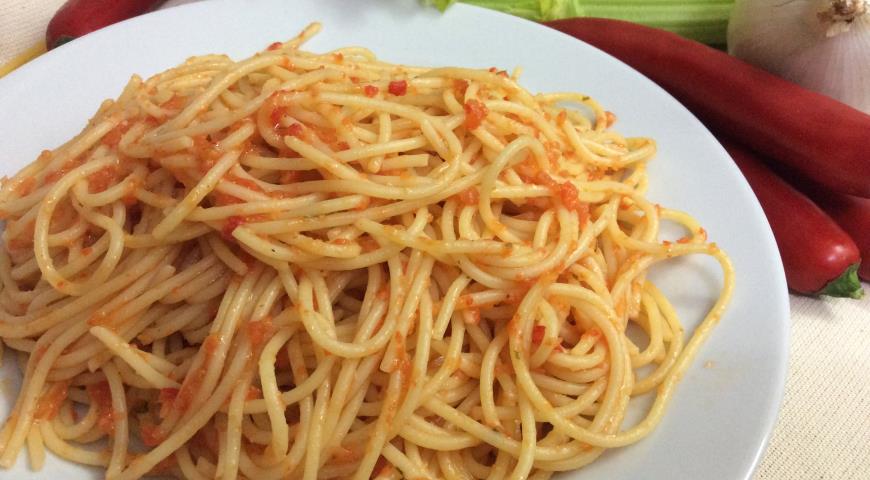 Спагетти с соусом из запечённого перца готовы к подаче