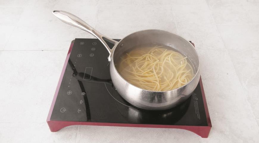 Фото приготовления рецепта: Спагетти с тунцом, перцем и пастой из маслин, шаг №1
