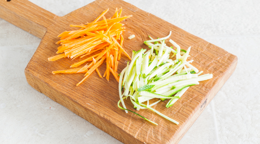 Фото приготовления рецепта: Спиральки с цукини, морковью и кальмарами, шаг №1