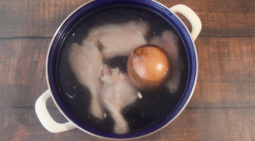 Фото приготовления рецепта: Суп на куриных окорочках с домашней лапшой, шаг №1