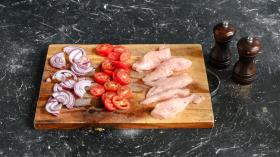 Фото приготовления рецепта: Суперсэндвичи с куриной грудкой, яйцами и помидорами, шаг №1