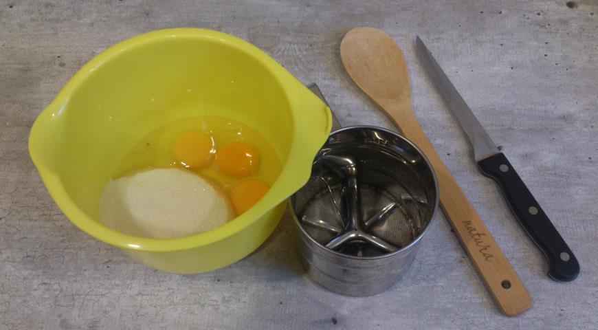 Растереть яйца с сахарным песком