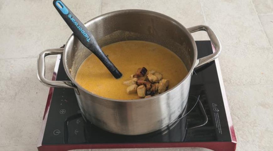 Фото приготовления рецепта: Сырный суп с курицей и грудинкой, шаг №4