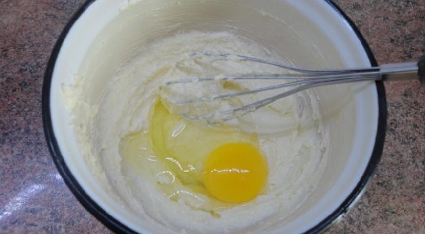 Творожно-кофейное печенье, добавить яйца