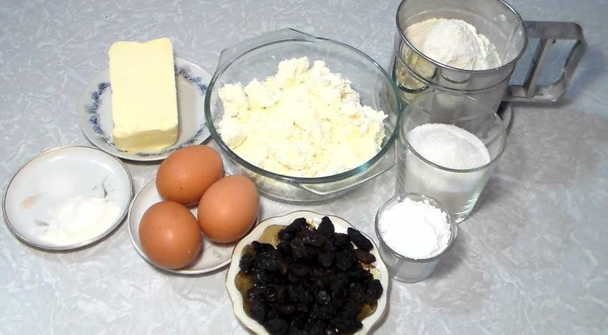 Подготавливаем ингредиенты для кексов с творогом и изюмом 