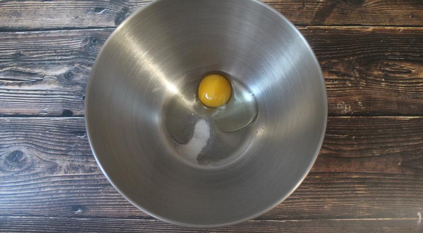 Фото приготовления рецепта: Тесто для чебуреков с минеральной водой, шаг №1