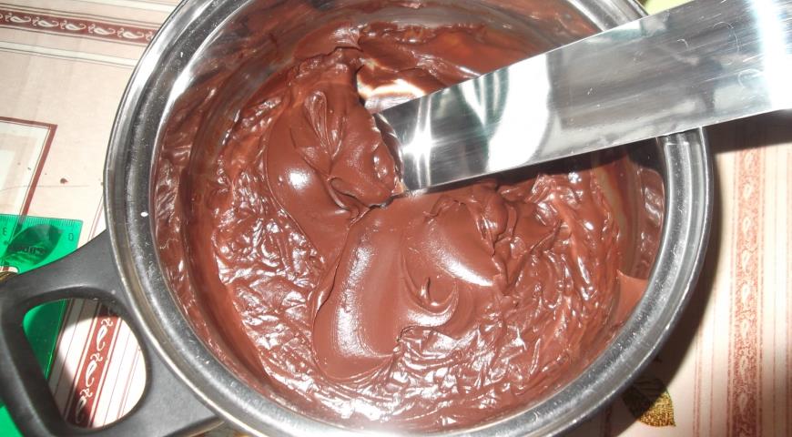 Заранее приготовить шоколадный ганаш для торта