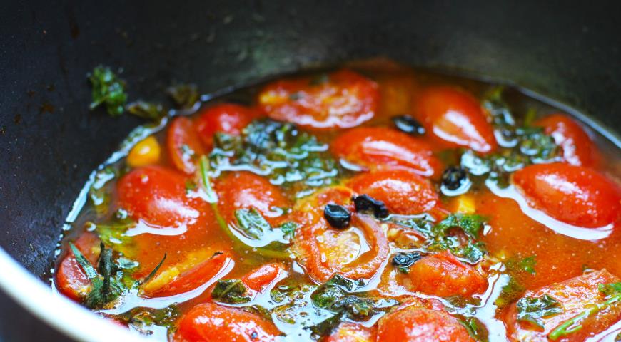 Фото приготовления рецепта: Треска в винном соусе с базиликом и томатами-черри, шаг №1