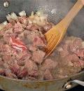 Фото приготовления рецепта: Тушеная капуста с мясом и грибами, шаг №1