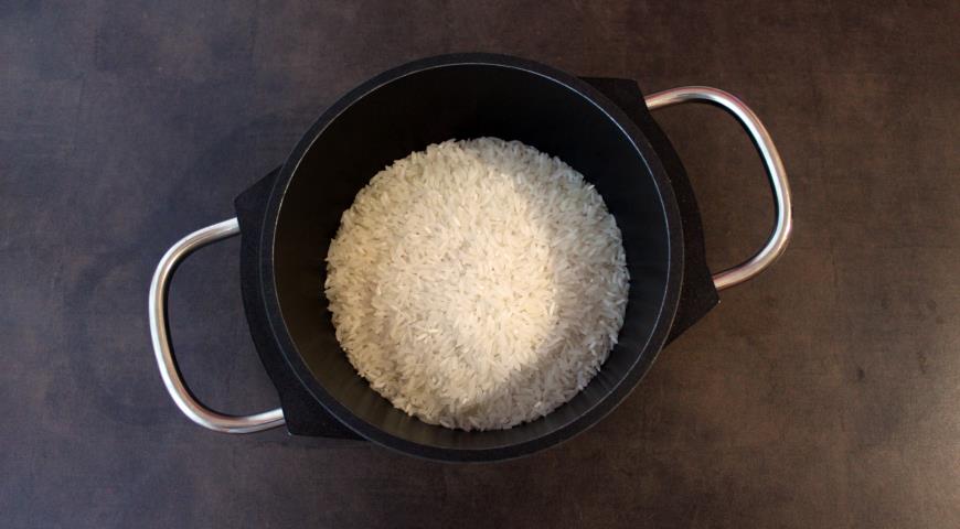 Фото приготовления рецепта: Тушеный рис с фаршем, шаг №1