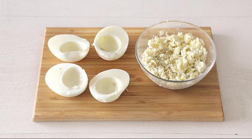 Фото приготовления рецепта: Фаршированные яйца, шаг №2
