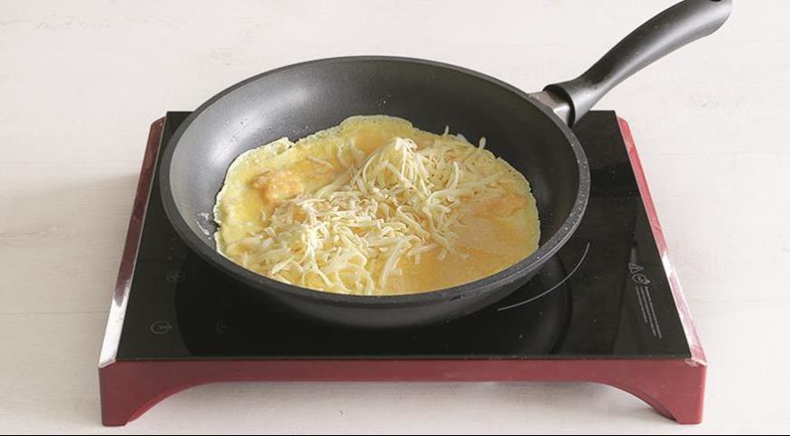 Фото приготовления рецепта: Французский омлет с сыром, шаг №4