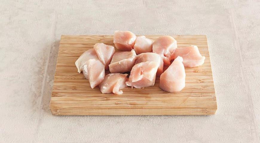 Фото приготовления рецепта: Цыпленок по-милански для большой компании, шаг №2