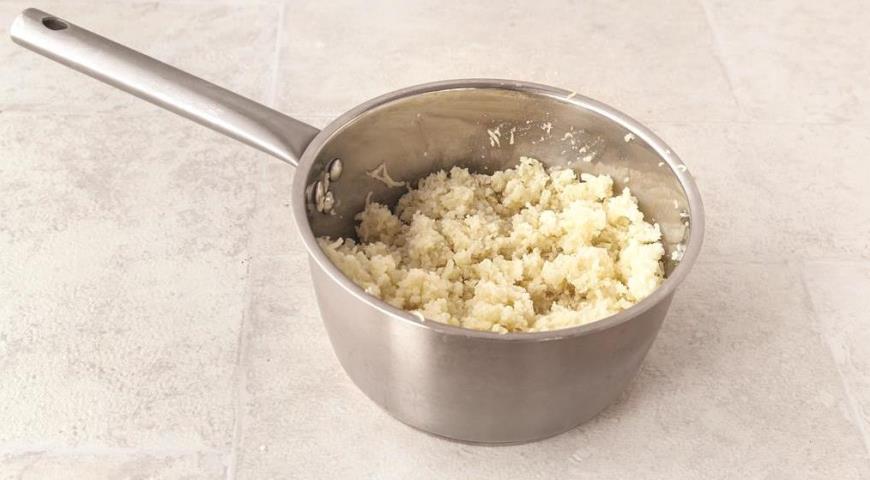 Фото приготовления рецепта: Чебуреки с картошкой и сыром, шаг №1