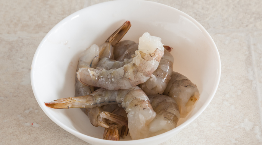 Фото приготовления рецепта: Черные лингвини с морепродуктами, шаг №1