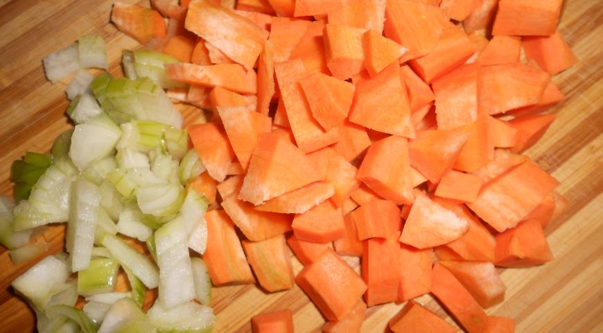 Крупно нарезаем морковь и лук