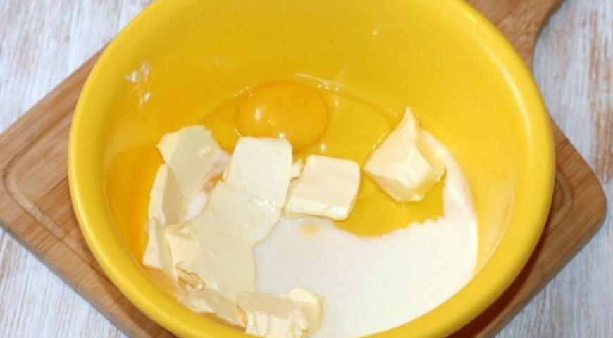  Для коржа смешиваем яйцо, сливочное масло, кефир с содой, просеянную муку, тертый на мелкой терке сыр