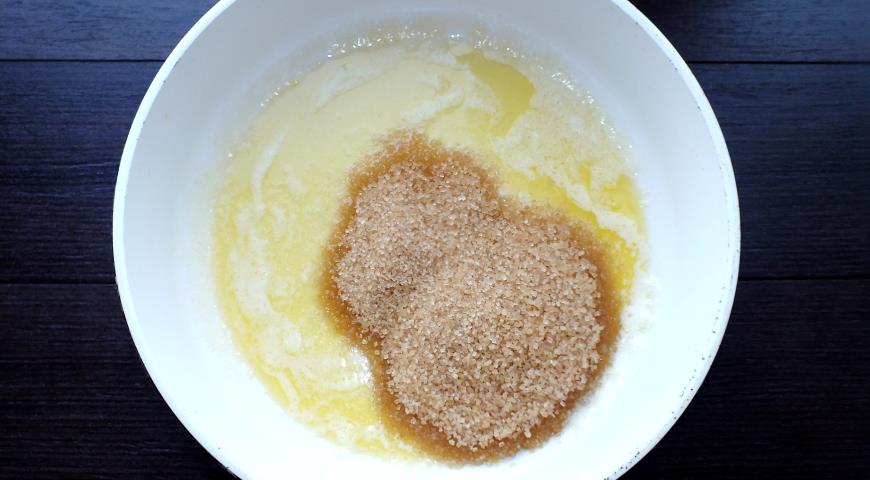 В растопленное сливочное масло добавляем коричневый сахар