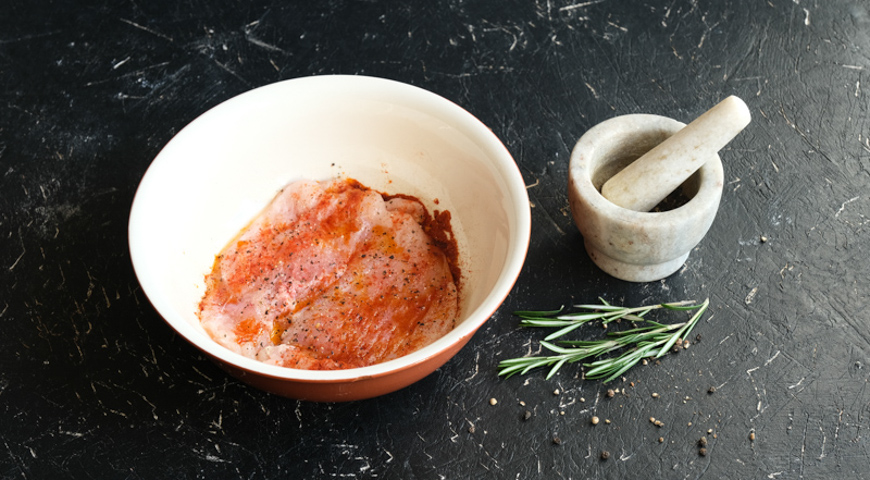 Фото приготовления рецепта: Шаурма с пряной курицей и помидорами, шаг №1