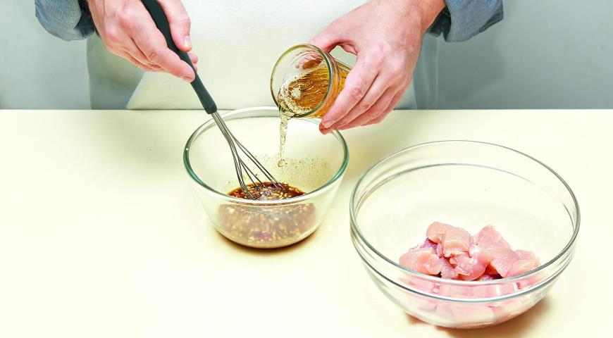 Фото приготовления рецепта: Шашлык из курицы в маринаде из пива и меда, шаг №2
