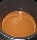 Замесить тесто для приготовления шоколадного коржа