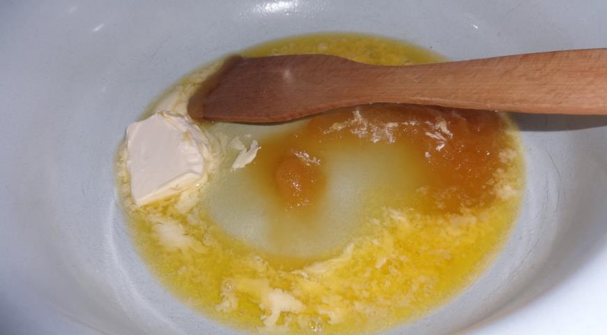 На водяной бане растопить сливочное масло и мёд.