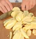 Режем яблоки для варенья с миндалем