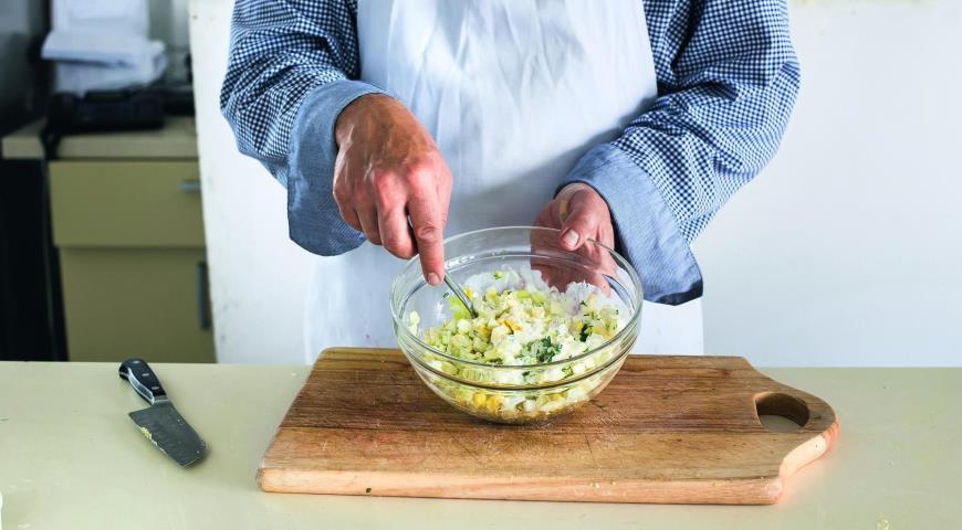 Фото приготовления рецепта: Салат из укропа и яиц, шаг №3