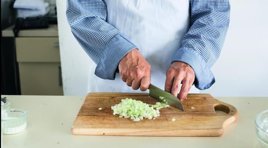 Фото приготовления рецепта: Салат из укропа и яиц, шаг №2