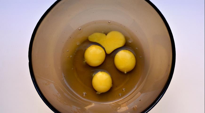 Разбиваем яйца в миску