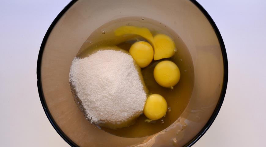 Добавляем сахар к яйцам