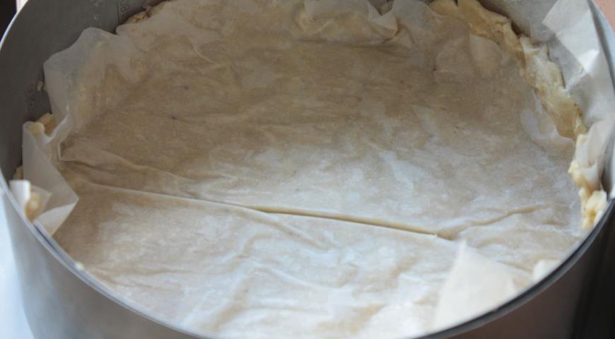 Выложить тесто в форму, сформировав бортики и выпекать 15-20 минут